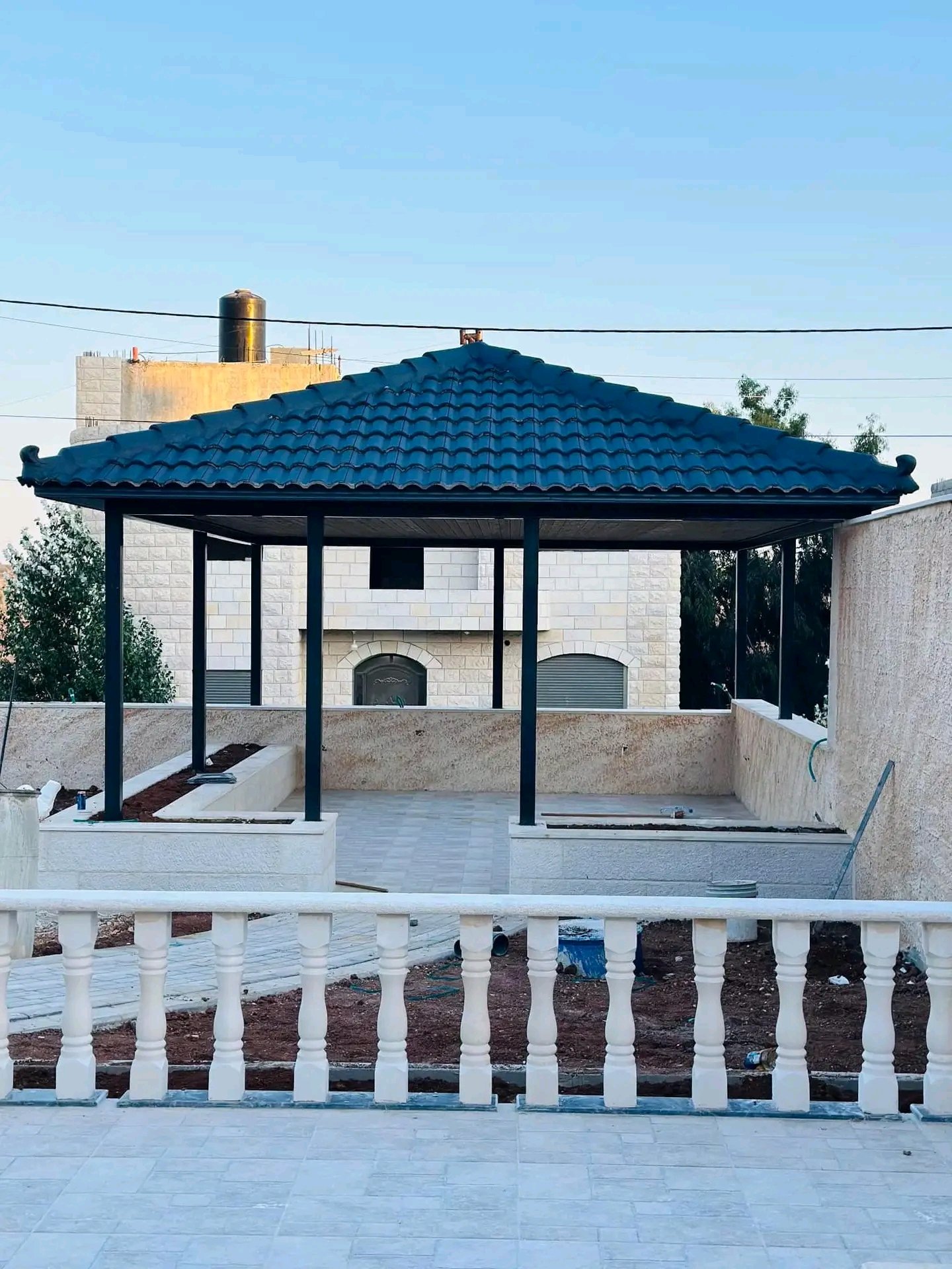 مظلات المداخل في حي التقوى بجدة